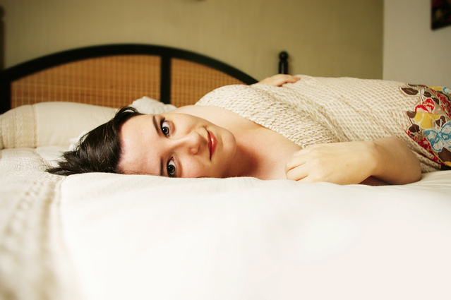Usmiata žena leží na posteli